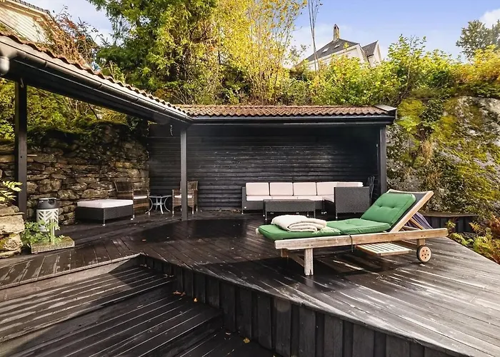 Traditional Norwegian Villa, Bay View And Boat Bergen